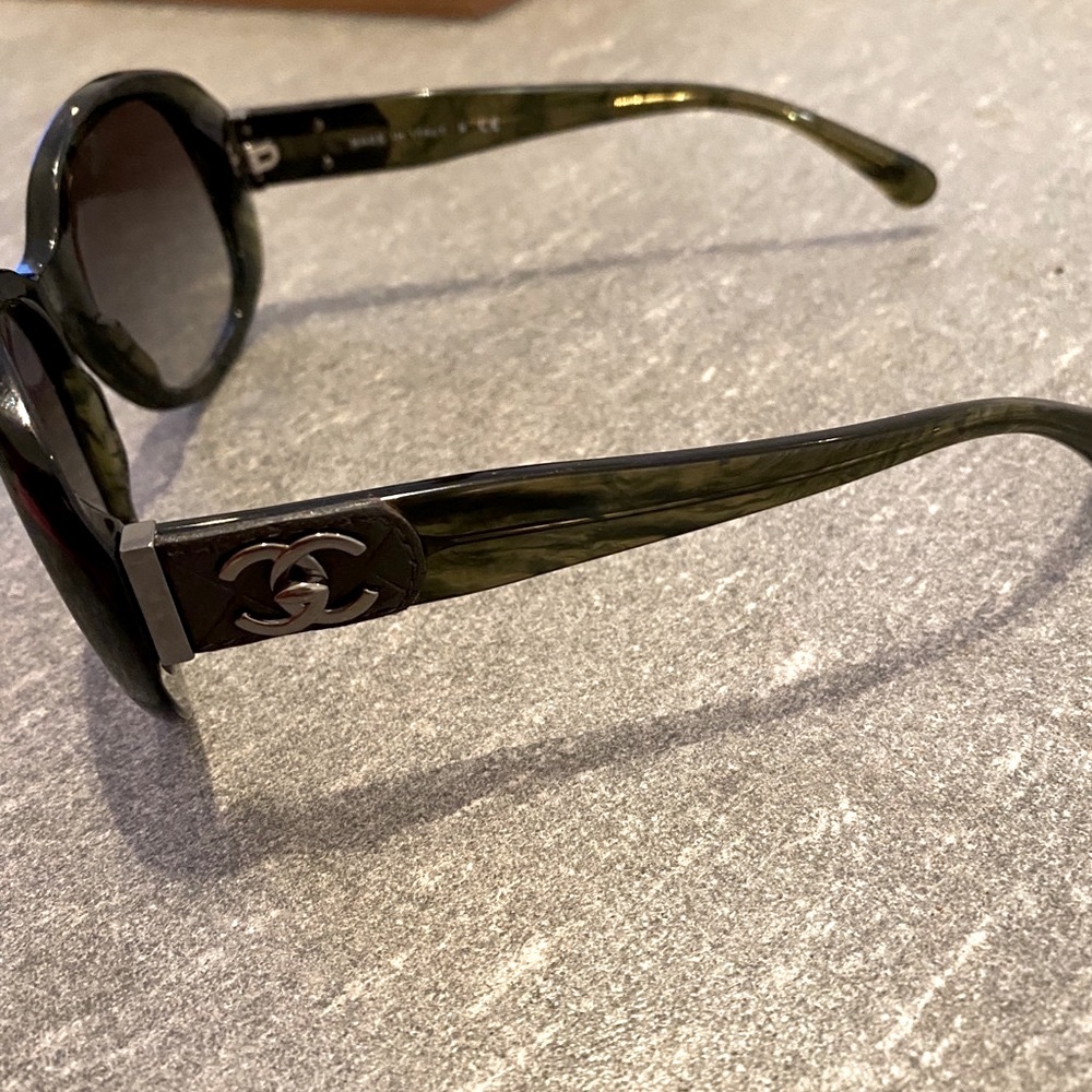 Auth Chanel quilted green black sunglasses w/ case